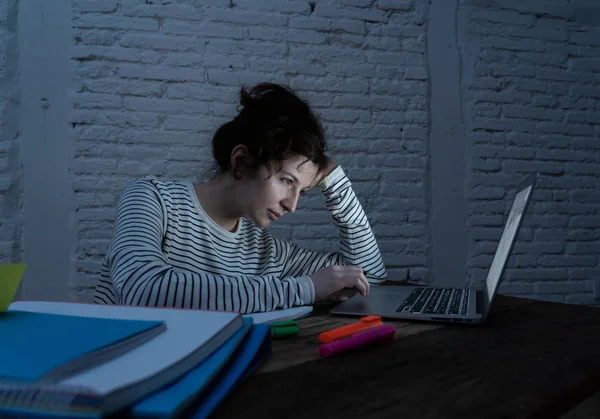 Přepracované Unavené Studentky Pracující Pozdě Noci Přenosném Počítači Snaže Usnout — Stock fotografie