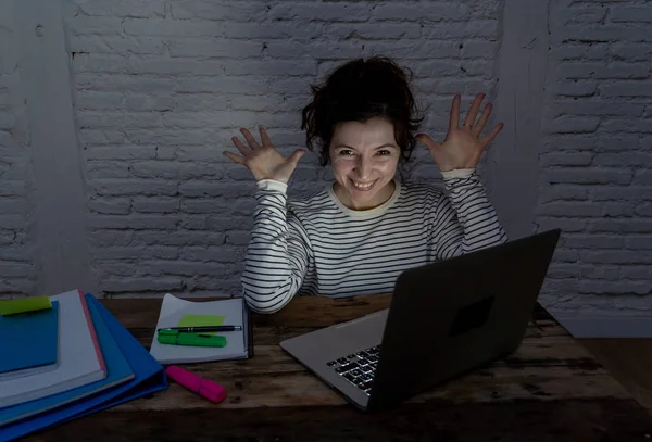 Primer Plano Retrato Luz Mal Humor Hermosa Mujer Casual Feliz — Foto de Stock