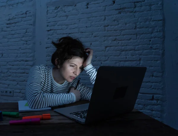 Studentessa Stressata Stanca Che Lavora Fino Tardi Notte Sul Suo — Foto Stock