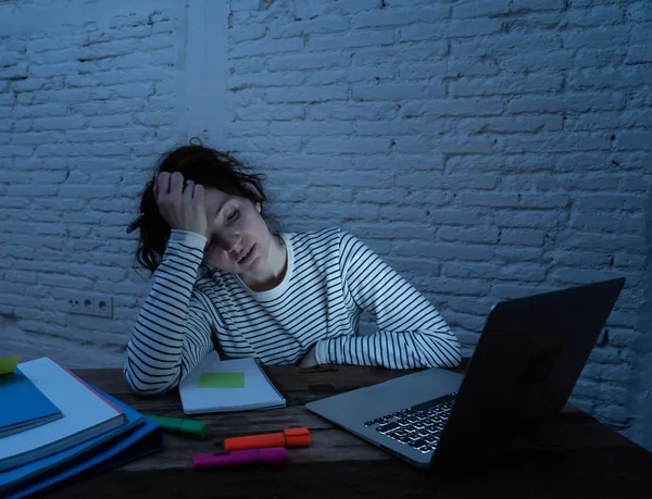 Přepracovaná Unavená Studentka Pracující Pozdě Noci Přenosném Počítači Snaže Usnout — Stock fotografie