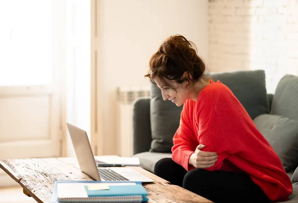 Närbild Glad Avslappnad Vacker Kvinna Klädd Klarröd Pullover Arbetar Och — Stockfoto