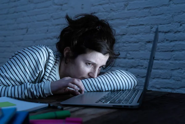 Estudante Cansada Cansada Trabalhando Até Tarde Noite Seu Laptop Tentando — Fotografia de Stock