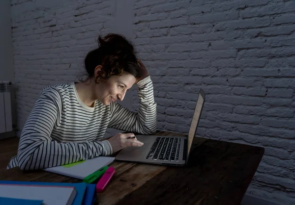 Närbild Porträtt Lynnig Ljus Lycklig Avslappnad Vacker Kvinna Som Arbetar — Stockfoto