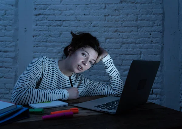 Étudiante Surmenée Fatiguée Travaillant Tard Dans Nuit Sur Son Ordinateur — Photo