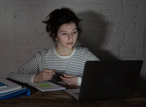 Överarbetad Och Trött Kvinnlig Student Arbetar Sent Natten Sin Laptop — Stockfoto