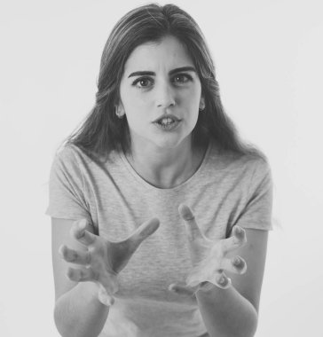 Kızgın bir yüz genç çekici beyaz kadının kapatın. Kızgın ve çılgın bağıran ve öfkeli jestler yapma arıyorum. Beyaz arka plan üzerinde izole. Yüz ifadeleri ve duygular.