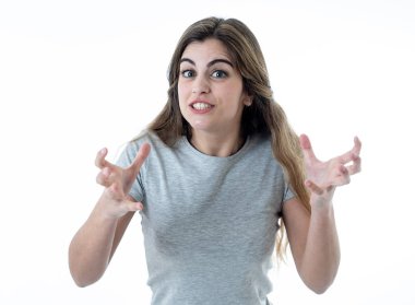 Kızgın bir yüz genç çekici beyaz kadının kapatın. Kızgın ve çılgın bağıran ve öfkeli jestler yapma arıyorum. Beyaz arka plan üzerinde izole. Yüz ifadeleri ve duygular.