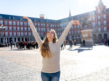 Güzel mutlu genç kadın Plaza Mayor Madrid, İspanya'eğleniyor heyecanlı. Neşeli ve mutlu zevk gezi ve resim için poz arıyorum. Turizm, Avrupa şehri ve seyahat Avrupa'da.