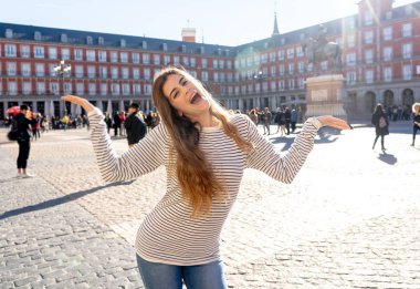 Güzel mutlu genç kadın Plaza Mayor Madrid, İspanya'eğleniyor heyecanlı. Neşeli ve mutlu zevk gezi ve resim için poz arıyorum. Turizm, Avrupa şehri ve seyahat Avrupa'da.