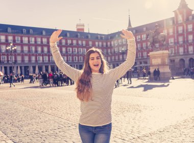 Güzel mutlu genç kadın Plaza Mayor Madrid, İspanya'eğleniyor heyecanlı. Neşeli ve mutlu zevk gezi ve resim için poz arıyorum. Turizm, Avrupa şehri ve seyahat Avrupa'da.
