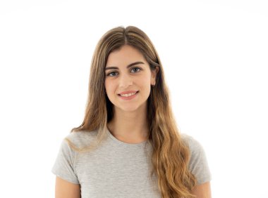 Mutlu yüz gülümseyen bir çekici ve neşeli genç genç kadın portresi. Stüdyo izole üzerinde beyaz vurdu. İnsanlar, insan duyguları ve ifadeler, gençlik, mutluluk ve güzellik kavramı.