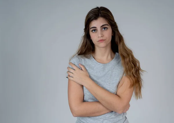 Retrato Una Joven Mujer Triste Seria Preocupada Llorando Sintiéndose Preocupada —  Fotos de Stock