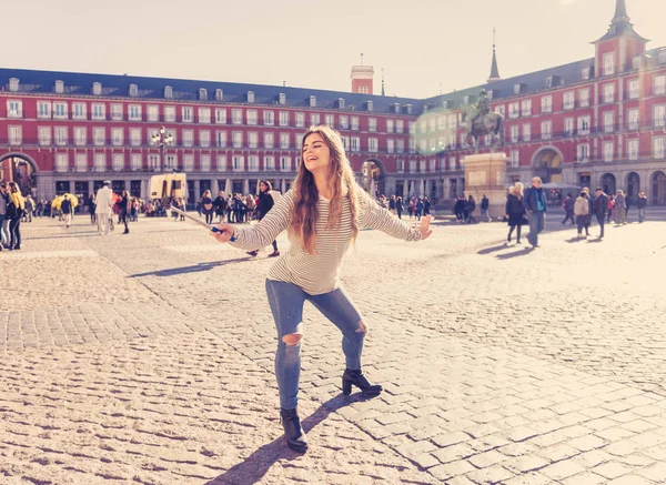 Gyönyörű Fiatal Kaukázusi Boldog Izgatott Plaza Mayor Madrid Egy Selfie — Stock Fotó