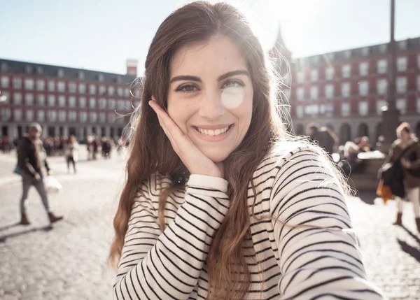 Kobieta Turystycznych Piękny Student Szczęśliwy Podekscytowany Biorąc Zbliżenie Selfie Plaza — Zdjęcie stockowe