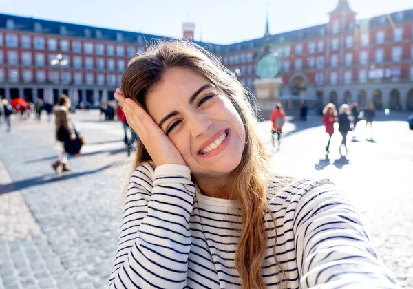 Mooie Student Toeristische Vrouw Blij Opgewonden Close Selfie Nemen Aan — Stockfoto