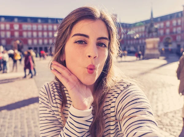 Mulher Turística Estudante Bonita Feliz Animado Tomando Perto Selfie Plaza — Fotografia de Stock