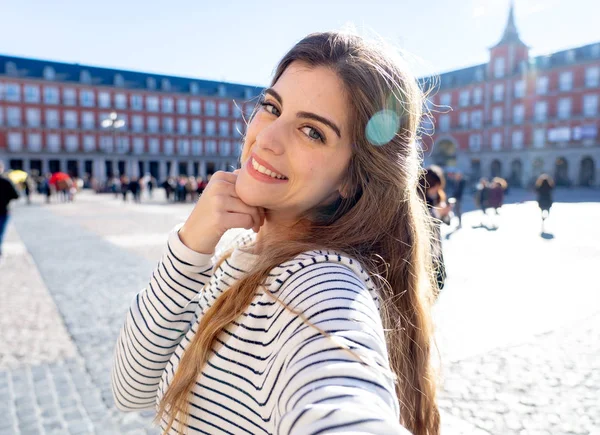 Krásná Studentka Turistické Žena Šťastný Nadšený Odražené Selfie Plaza Mayor — Stock fotografie