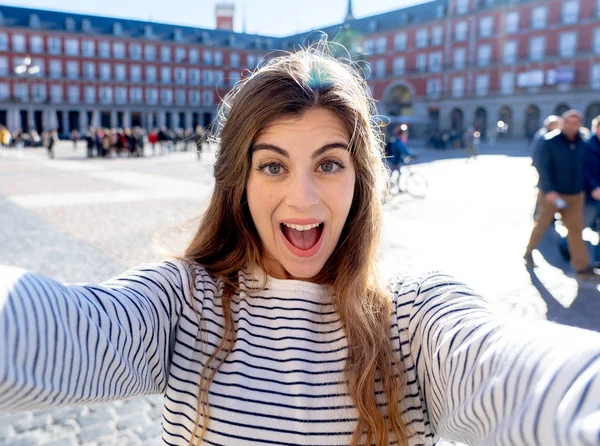 Hermosa Estudiante Turista Feliz Emocionada Tomando Selfie Cerca Plaza Mayor —  Fotos de Stock