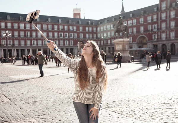Hermosa Joven Estudiante Feliz Emocionada Plaza Mayor Madrid Tomando Selfie — Foto de Stock