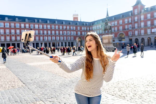 Красивая Молодая Кавказка Счастлива Взволнована Площади Plaza Mayor Madrid Фотографируя — стоковое фото