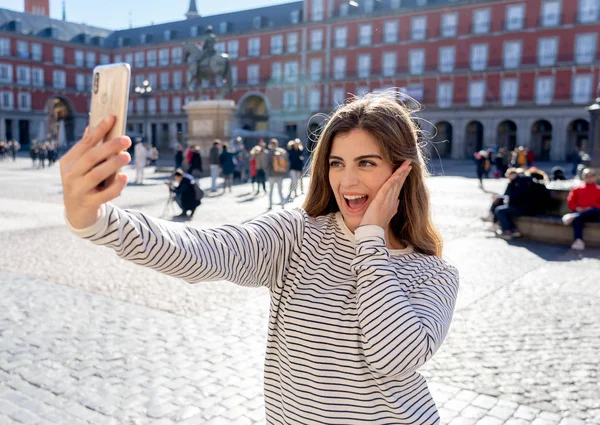 Gyönyörű Fiatal Kaukázusi Diák Turisztikai Vesz Egy Selfie Vagy Videó — Stock Fotó