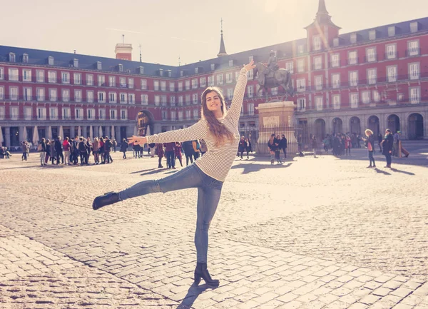 Fiatal Vonzó Keresi Vidám Izgatott Jelentő Tánc Plaza Mayor Madrid — Stock Fotó