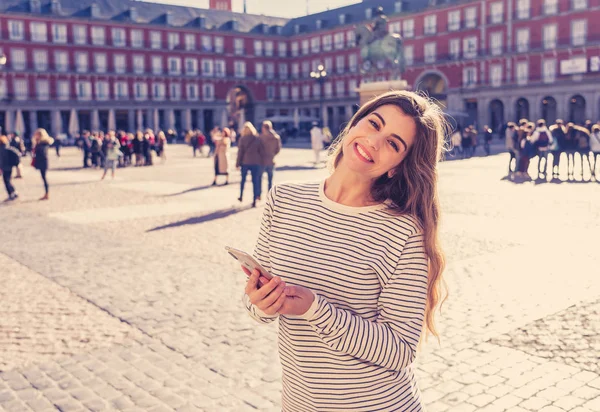 Linda Jovem Estudante Turista Feliz Animado Plaza Mayor Madrid Olhando — Fotografia de Stock