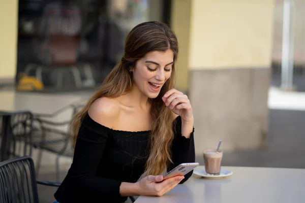 Mulher Muito Jovem Elegante Feliz Beber Café Verificando Mensagens Gosta — Fotografia de Stock