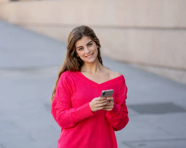 Mulher Estudante Muito Feliz Conversando Line Telefone Inteligente Usando Aplicativos — Fotografia de Stock