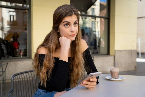 Jolie Jeune Femme Avec Haut Noir Élégant Regardant Ennuyé Boire — Photo