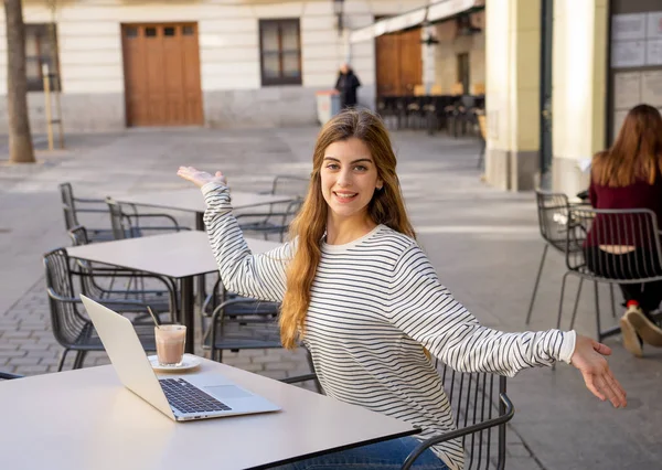 Красивая Молодая Женщина Выглядящая Веселой Пьющей Кофе Работающая Занимающаяся Ноутбуке — стоковое фото
