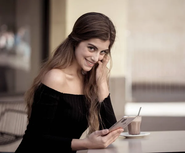 Jovem Muito Elegante Feliz Bebendo Café Enviando Mensagens Celular Telefone — Fotografia de Stock