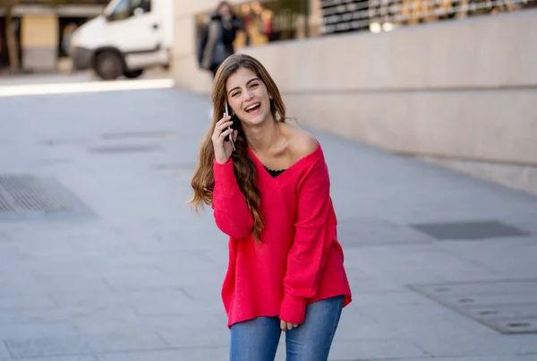 Jolie Adolescente Heureuse Parlant Sur Téléphone Intelligent Mobile Dehors Rue — Photo