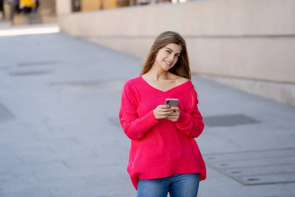 Online Sosyal Medya Uygulamaları Dışında Şehir Sokak Kullanarak Akıllı Telefon — Stok fotoğraf