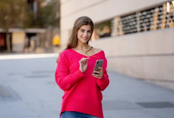 Menina Muito Caucasiana Feliz Conversando Seu Telefone Celular Inteligente Fora — Fotografia de Stock