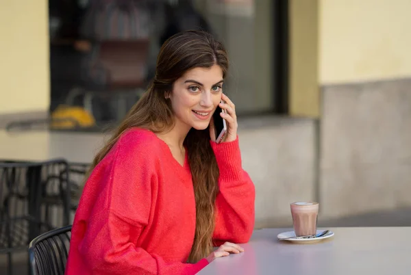 Jolie Jeune Femme Élégante Heureuse Bavarder Parler Avec Des Amis — Photo