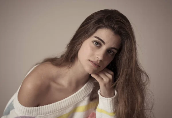 Primer Plano Retrato Joven Mujer Caucásica Bonita Con Pelo Rubio —  Fotos de Stock