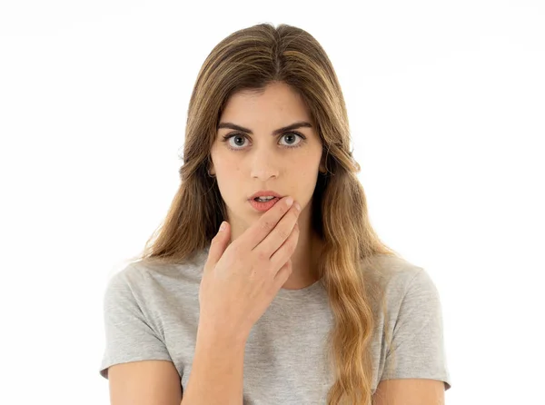 Sorprendida Joven Veinteañera Sintiendo Miedo Cubriendo Boca Reacción Choque Mirando — Foto de Stock