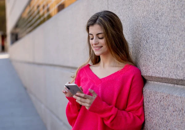 Mulher Estudante Muito Feliz Conversando Line Telefone Inteligente Usando Aplicativos — Fotografia de Stock