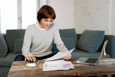 Hesaplama maliyeti, ücretleri, ipotek, vergiler ve fatura ödeme dizüstü duygu başarılı muhasebe ev Finans ile mutlu bir kadın. E-bankacılık, e-ticaret ve ev veya küçük iş muhasebeci.