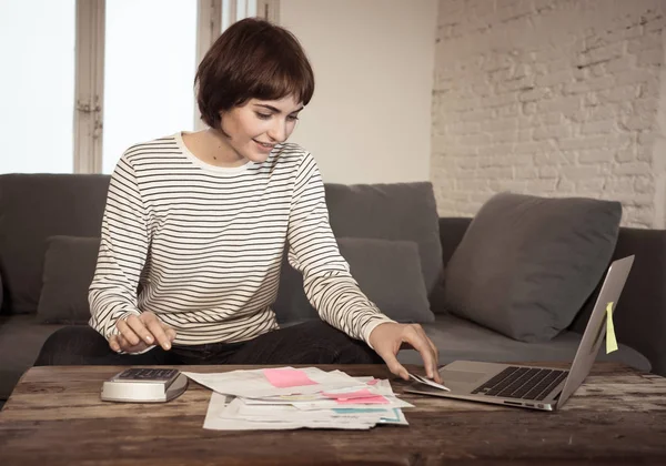 Lycklig Kvinna Med Laptop Känsla Framgångsrika Redovisning Hem Finanser Beräkna — Stockfoto