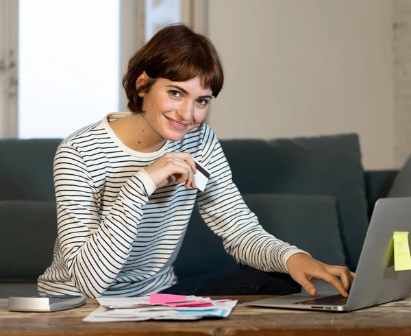 Lycklig Attraktiv Kvinna Med Kreditkort Och Laptop Betala Räkningar Avgifter — Stockfoto