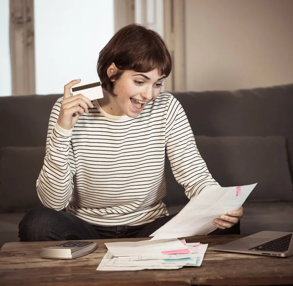 Lycklig Attraktiv Kvinna Med Kreditkort Och Laptop Betala Räkningar Avgifter — Stockfoto