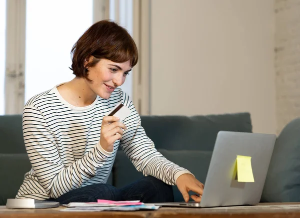 Lycklig Attraktiv Kvinna Med Kreditkort Och Laptop Betala Räkningar Avgifter — Stockfoto