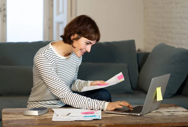 Mujer Feliz Con Portátil Sensación Exitosa Contabilidad Finanzas Caseras Cálculo — Foto de Stock