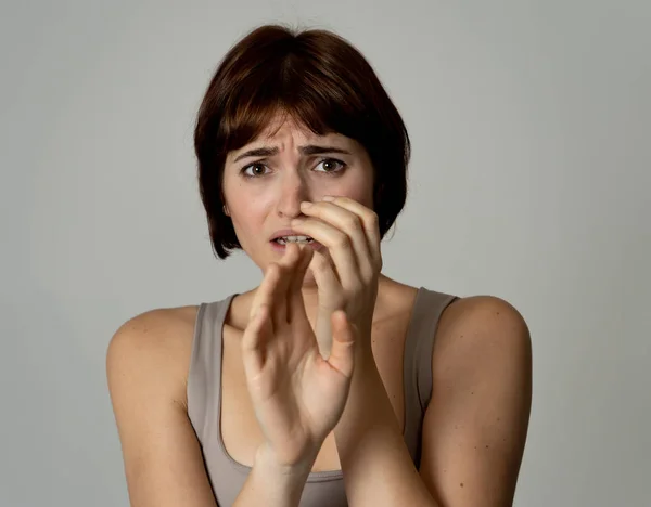 Porträt Einer Jungen Frau Die Angst Empfindet Und Schockiert Ist — Stockfoto