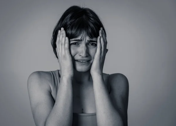 Zwart Wit Close Van Jonge Vrouw Gevoel Bang Geschokt Vrees — Stockfoto