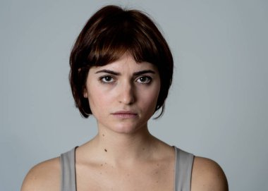 Duygusal acı endişeli bakarak bir genç üzgün kadın, ciddi ve endişe, yakın çekim. Duygu üzüntü ve depresyon. Nötr arka planda izole. Yüz ifadeleri ve duygular kavramında.