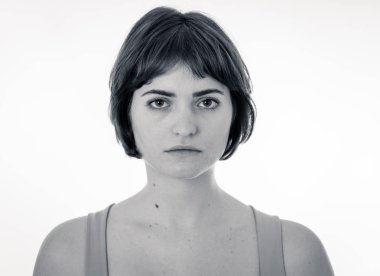 Siyah beyaz portre genç üzgün kadın, ciddi ve endişe, endişe ve tiksinti arıyorum. Kıç bakışla kameraya bakıyor. Beyaz kopya alanı. Mutsuz duygular ve ifadeler kavramı.