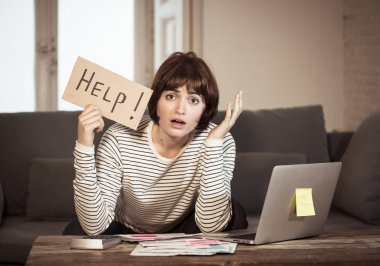 Ödeme faturaları, borçları, vergi giderleri ve dizüstü bilgisayar ile muhasebe ev mali yardım için umutsuz ve stresli soran duygu endişeli genç kadın portresi. Online Bankacılık ve Finans sorunları.